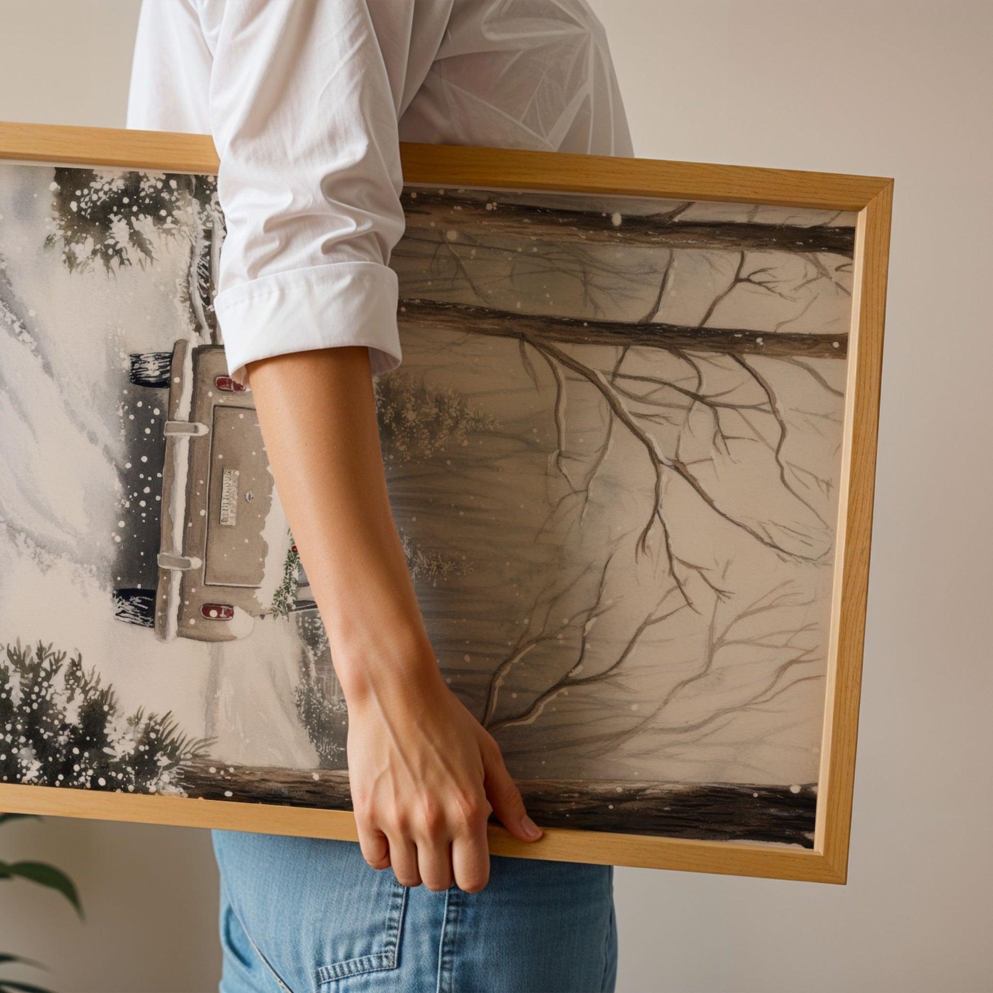 Klassisk bil pyntet med grønt og røde bær kjører langs en snødekt vei omgitt av trær og en liten hytte i bakgrunnen. Illustrasjon viser plakat uten hvit kantllinje i eik ramme.