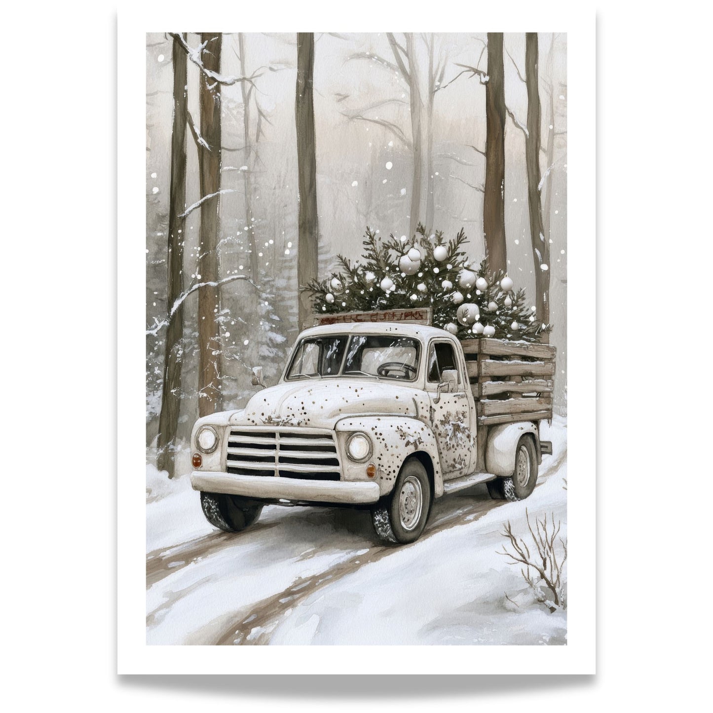 Gammel lastebil med pyntet juletre på lasteplanet kjører på snødekt vei omgitt av trær og snø.