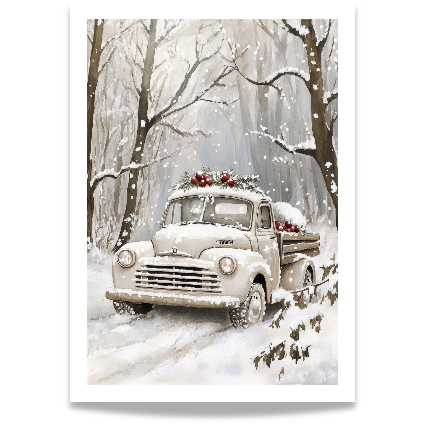 Gammel lastebil pyntet med granbar og røde bær kjører gjennom en snødekt skog med vinterstemning.