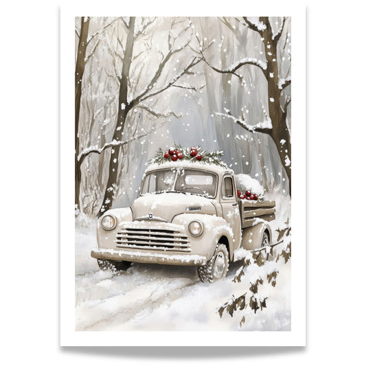 Gammel lastebil pyntet med granbar og røde bær kjører gjennom en snødekt skog med vinterstemning.