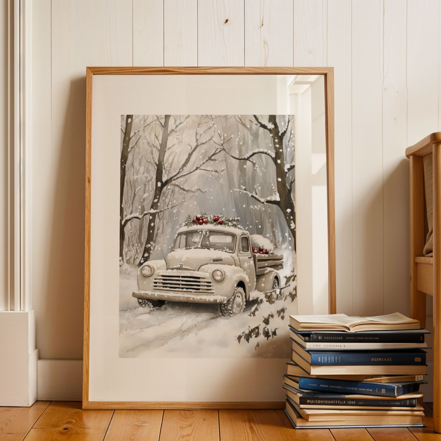 Gammel lastebil pyntet med granbar og røde bær kjører gjennom en snødekt skog med vinterstemning. Illustrasjon viser plakat i passepartout i eik ramme.