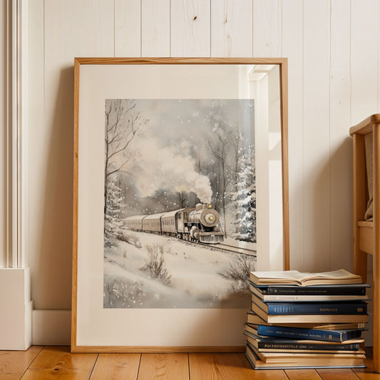 Damplokomotiv med lysende frontlykt kjører gjennom et snødekt landskap omgitt av trær og vinterstemning. Illustrasjon viser plakat med passepartout i eik ramme.
