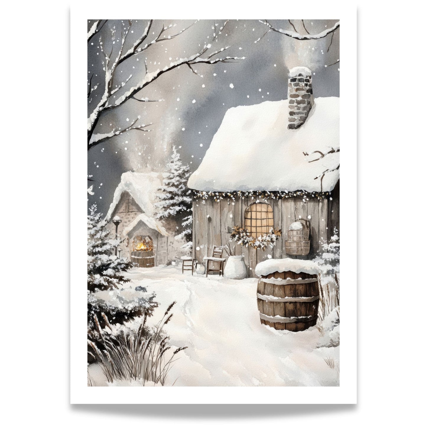 Tømmerhytte med snødekt tak og varme lys i vinduet omgitt av vintertrær og snøfall.