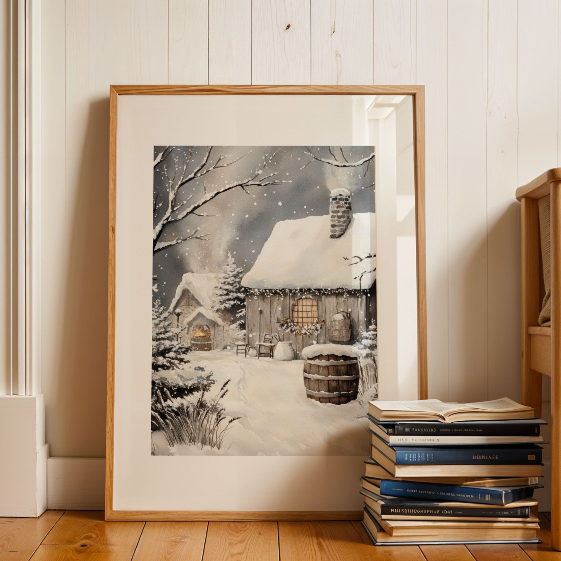 Tømmerhytte med snødekt tak og varme lys i vinduet omgitt av vintertrær og snøfall. Illustrasjon viser plakat med passepartout i eik ramme.