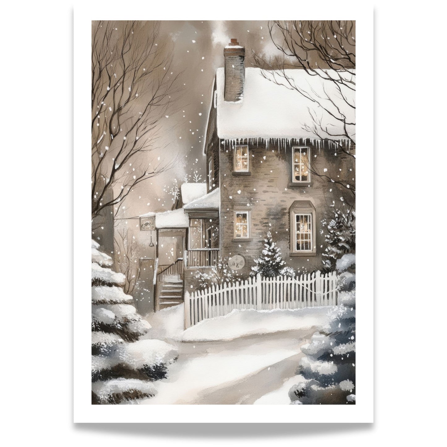 Steinhus med snødekt tak og varme lys i vinduene omgitt av trær, hvitt gjerde og snøfall.