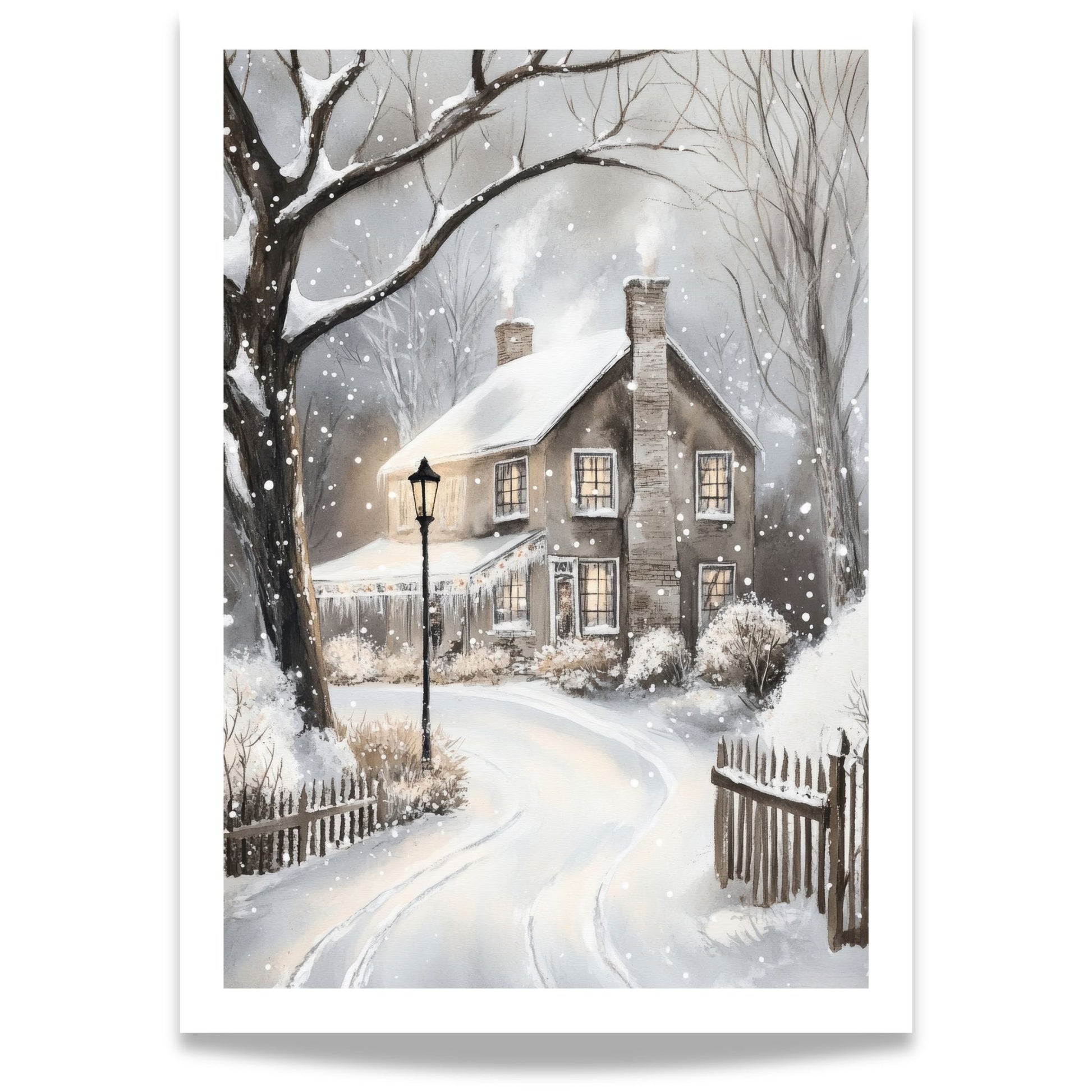 Hus med varme lys i vinduene og røyk fra pipen ved enden av snødekt vei omgitt av vintertrær.