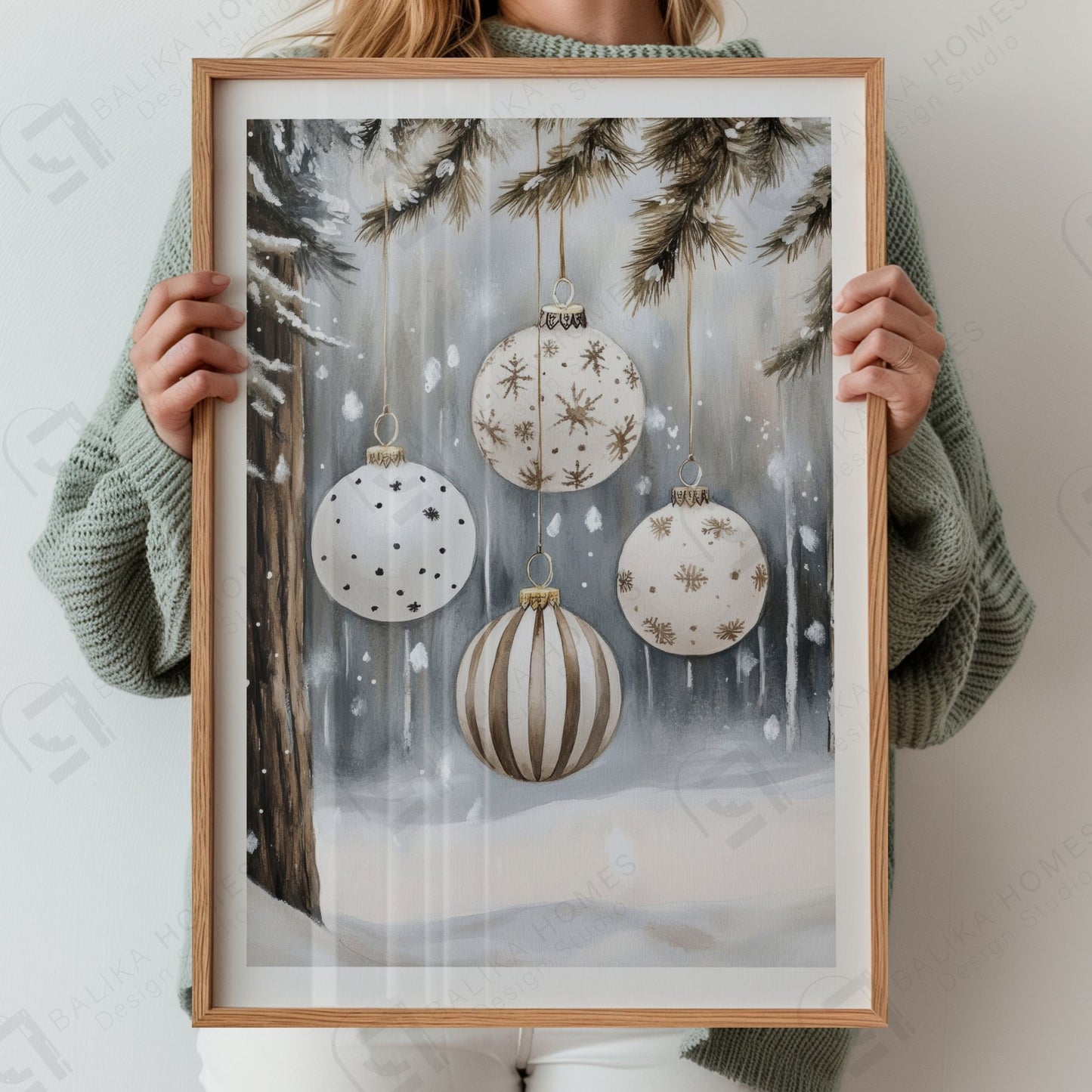 Fire lyse julekuler, blant annet stripet og med stjerner, hengende fra furugrener i en snødekt skog. Illustrasjon viser plakat med hvit kantlinje i eik ramme.