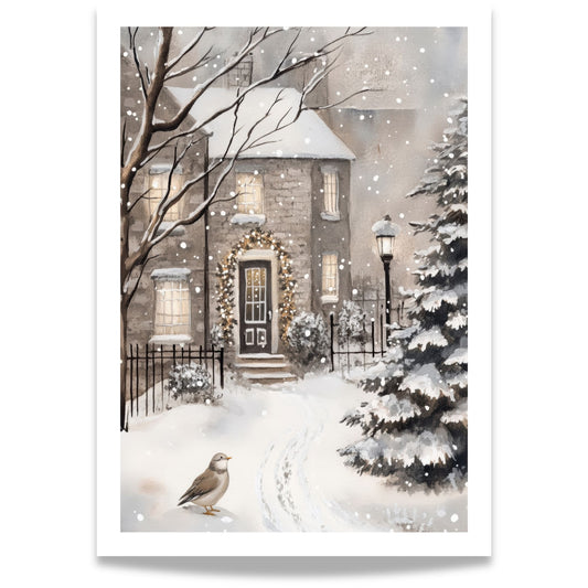 Steinhus med lysende vinduer og inngang pyntet med granbar, liten fugl står i snøen foran huset.