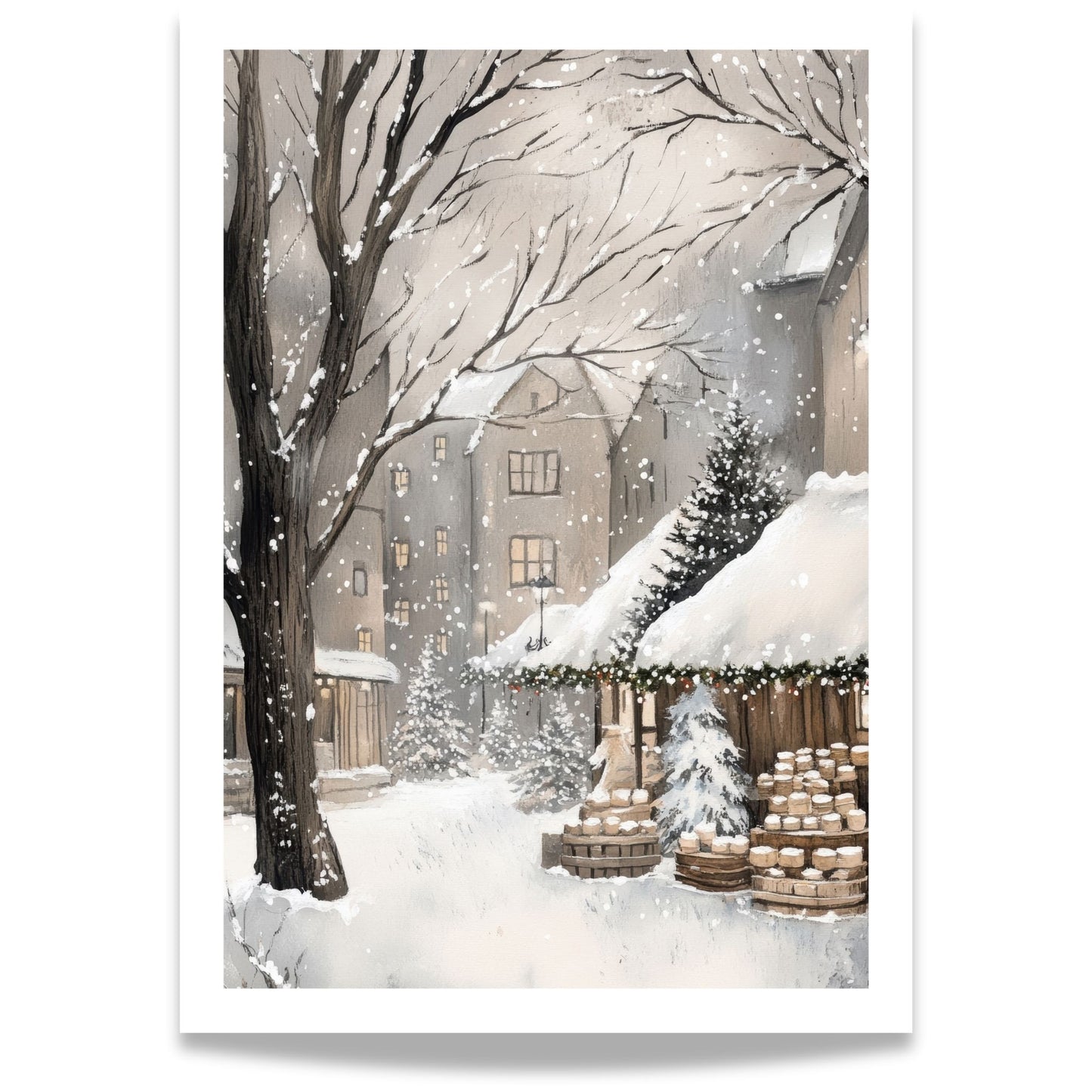 Snødekt bygate med vintermarked, boder fulle av varer og bygninger i bakgrunnen omgitt av snø og trær.