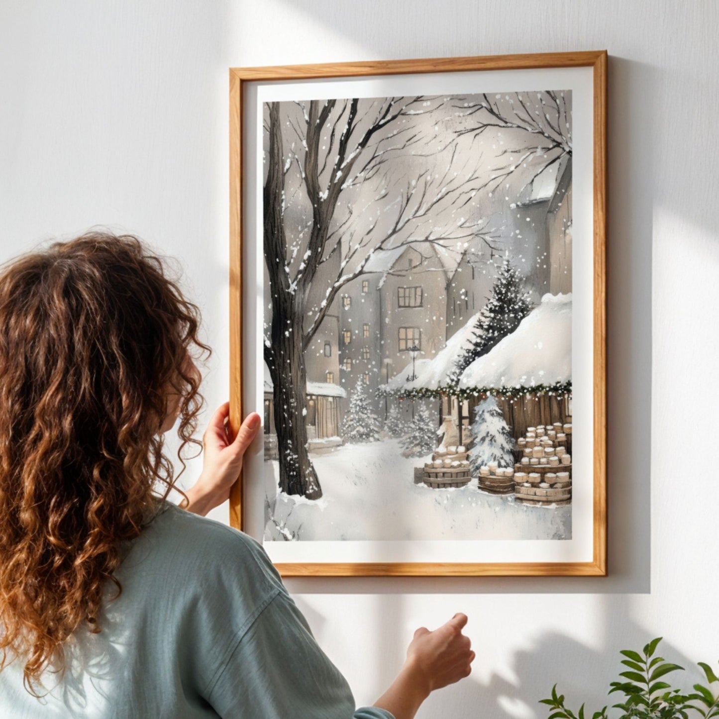 Snødekt bygate med vintermarked, boder fulle av varer og bygninger i bakgrunnen omgitt av snø og trær. Illustrasjon viser plakat med hvit kantlinje i eik ramme.