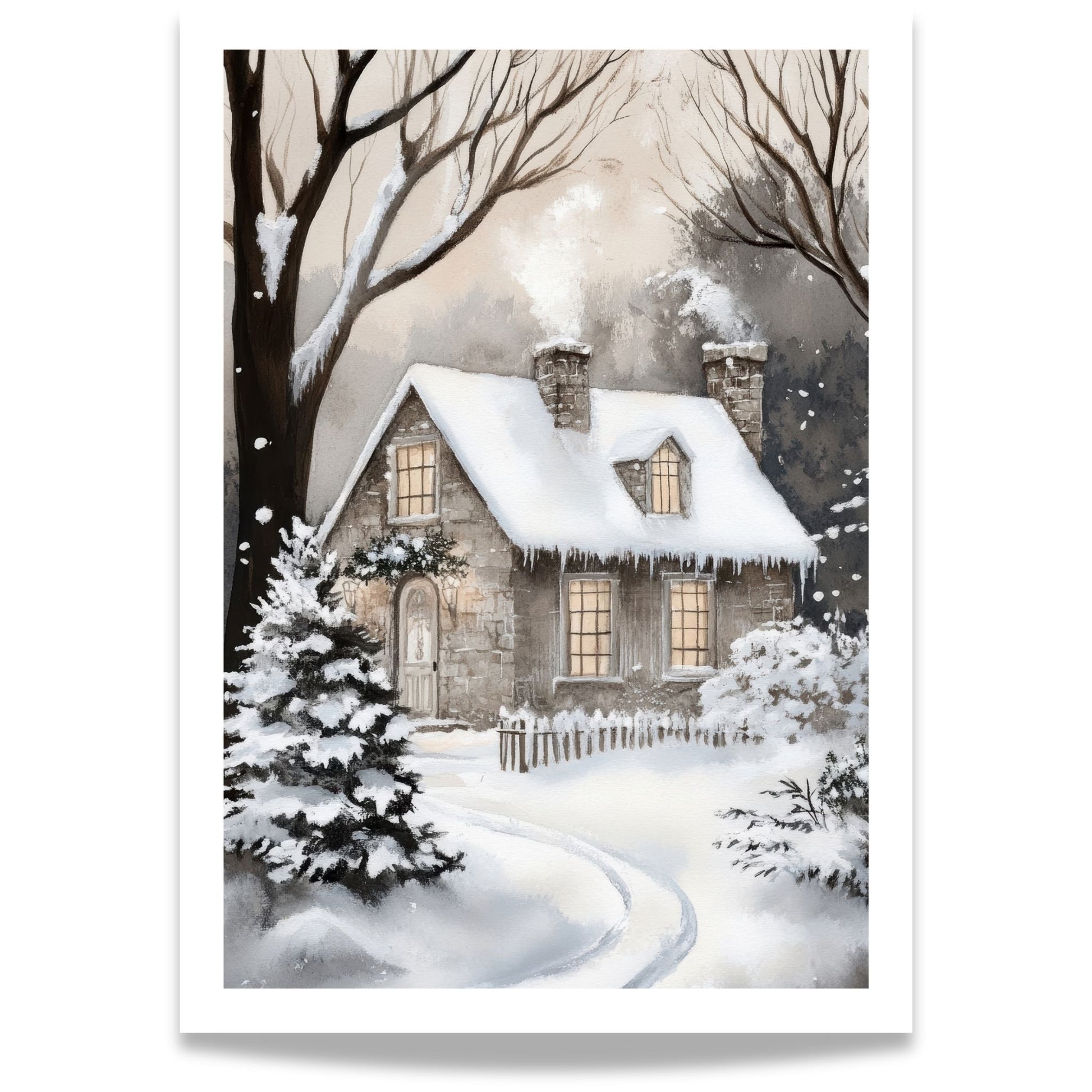 Steinhytte med snø på taket og snødekt sti som leder til inngangen, omgitt av trær og snø.