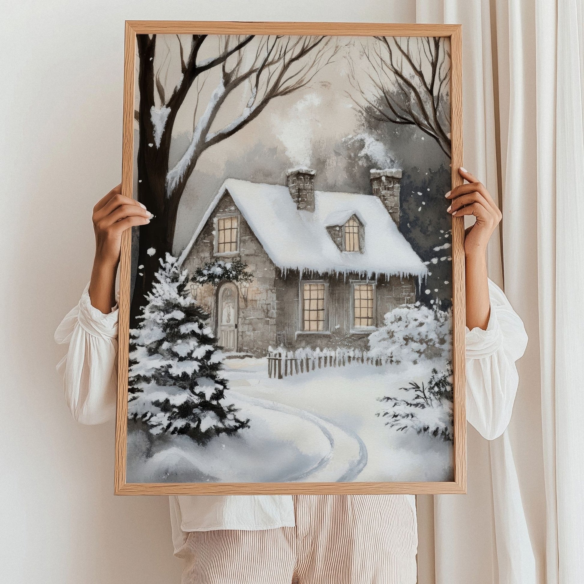 Steinhytte med snø på taket og snødekt sti som leder til inngangen, omgitt av trær og snø. Illustrasjon viser plakat uten hvit kantlinje i eik ramme.