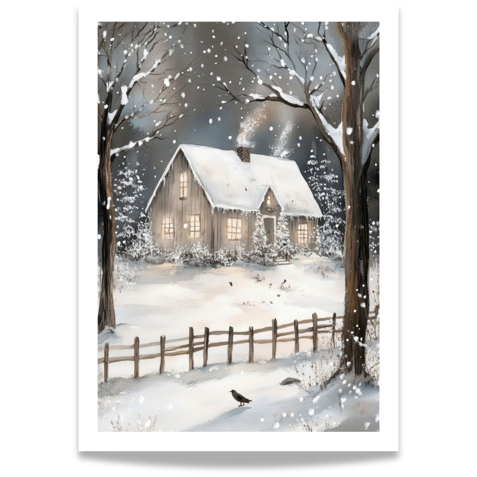 Liten hytte med snødekt tak, omgitt av vintergrønt og snø.