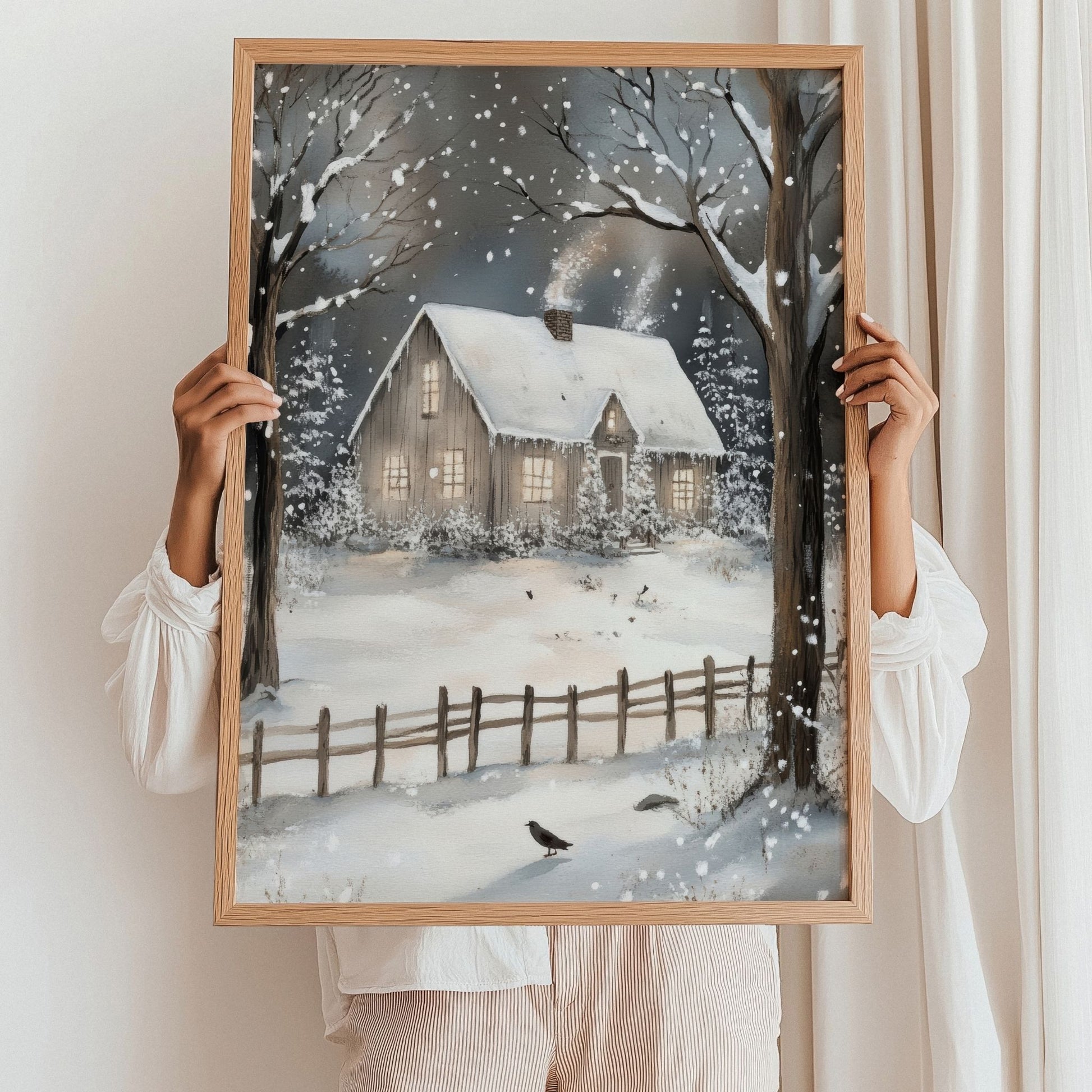 Liten hytte med snødekt tak, omgitt av vintergrønt og snø. Illustrasjon viser plakat uten hvit kantlinje i eik ramme.