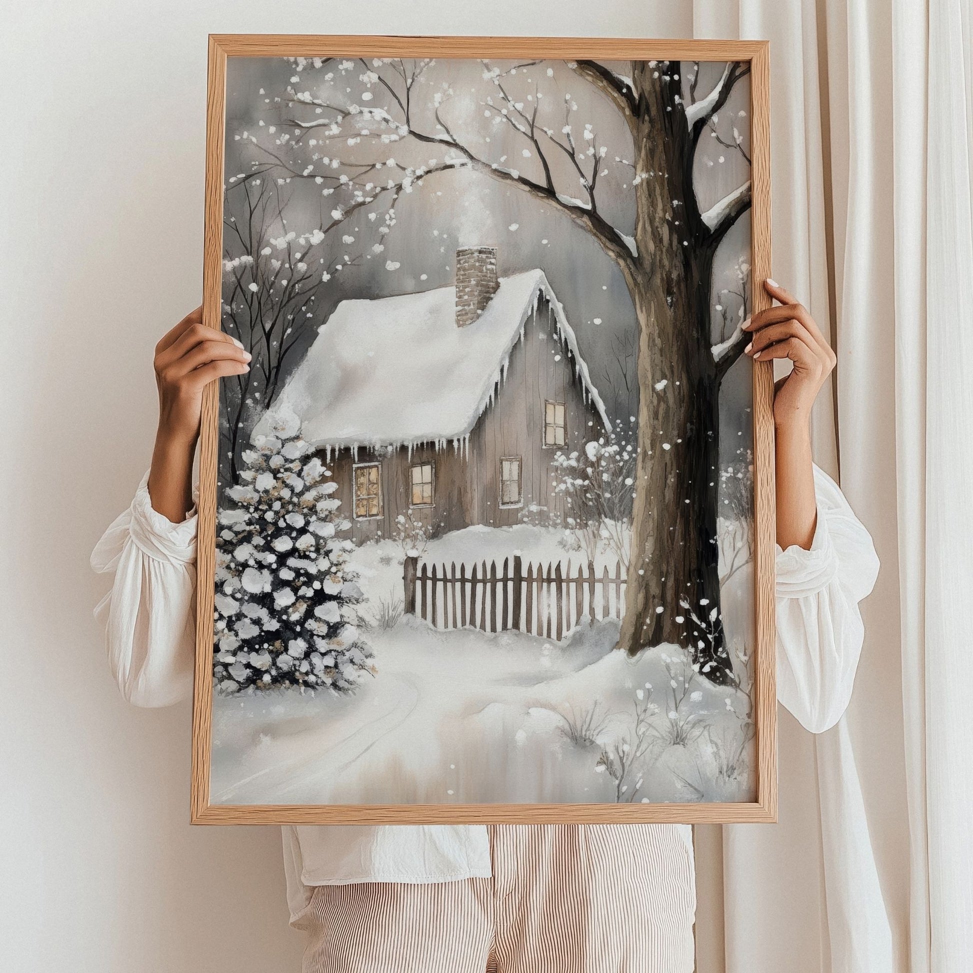 Snødekt gård med gjerde og trær dekket av snø i et stille vinterlandskap. Illustrasjon viser plakat uten hvit kantlilnje i eik ramme.