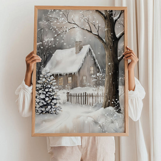 Snødekt gård med gjerde og trær dekket av snø i et stille vinterlandskap. Illustrasjon viser plakat uten hvit kantlilnje i eik ramme.