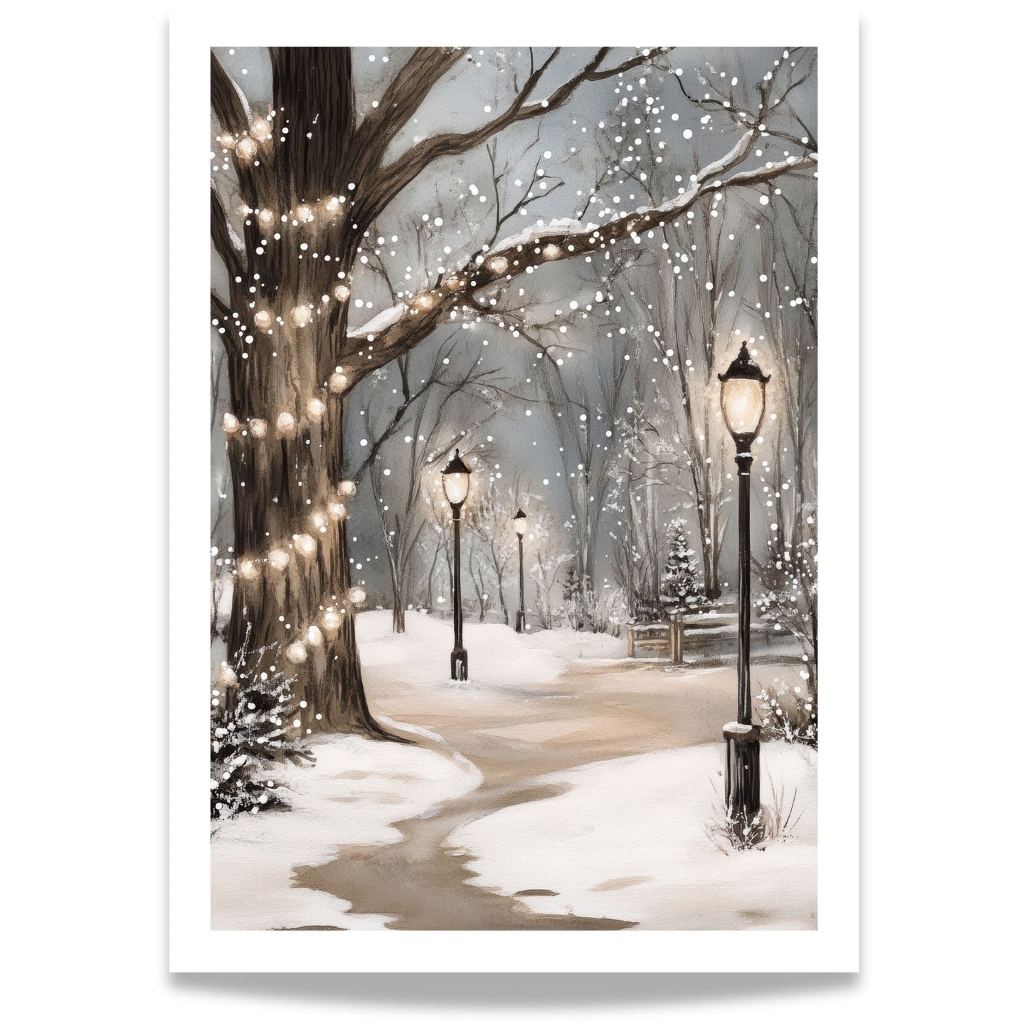 Gatelykter lyser langs en vintervei omgitt av snødekte trær.