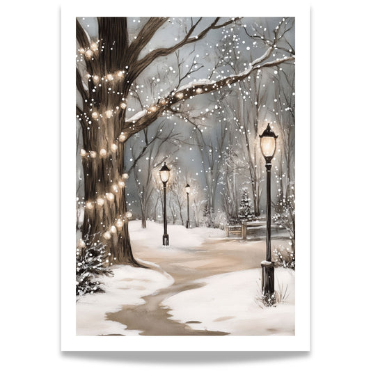 Gatelykter lyser langs en vintervei omgitt av snødekte trær.