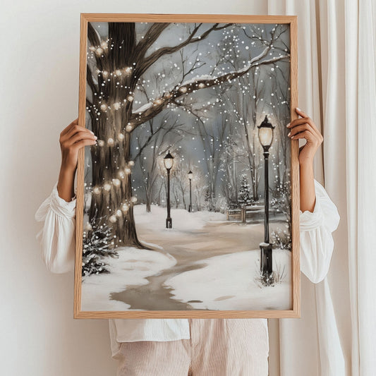 Gatelykter lyser langs en vintervei omgitt av snødekte trær. Illustrasjon viser plakat uten hvit kantlinje i eik ramme.