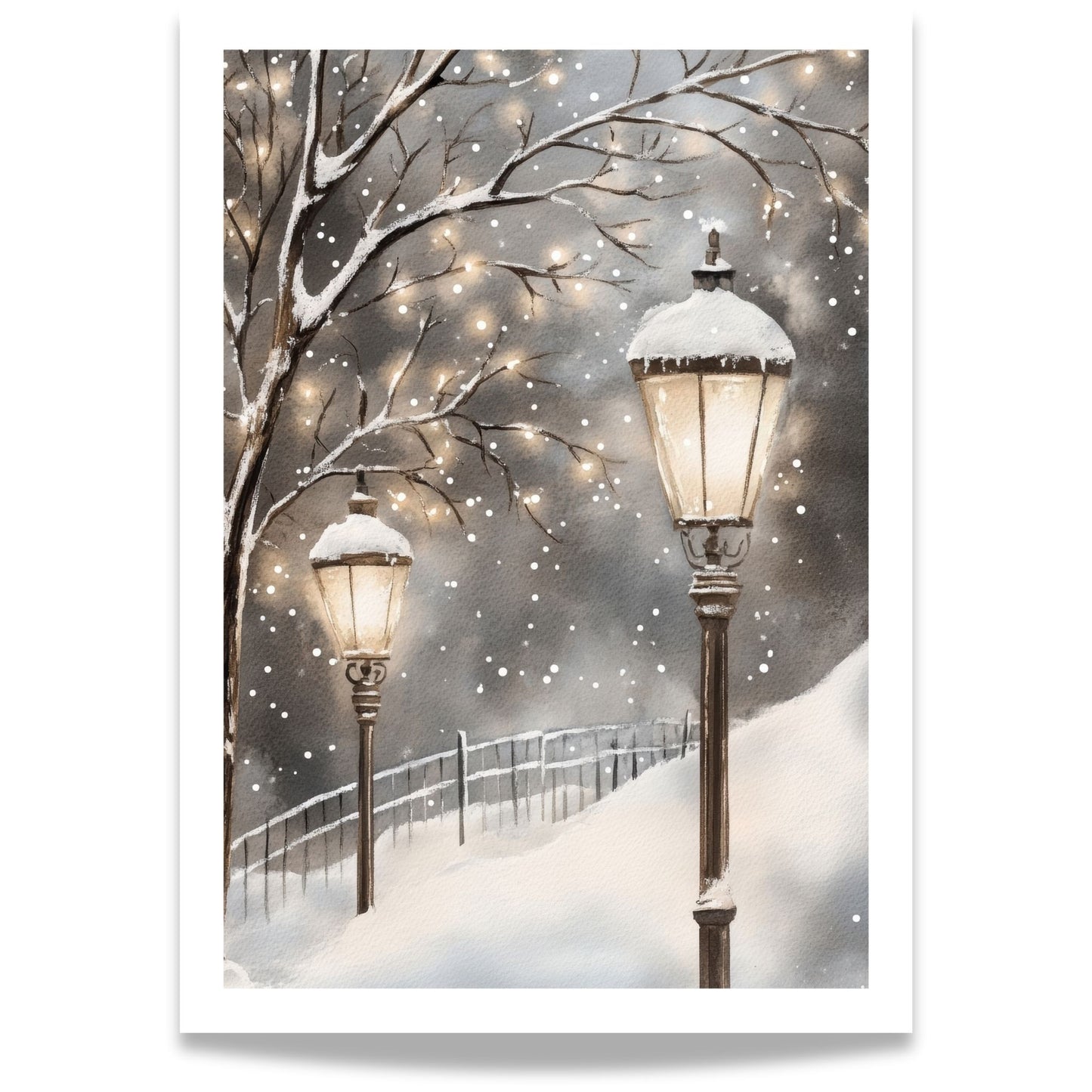 Gatebelysning på en snødekt vei, med lysene som lyser opp vinterkvelden.