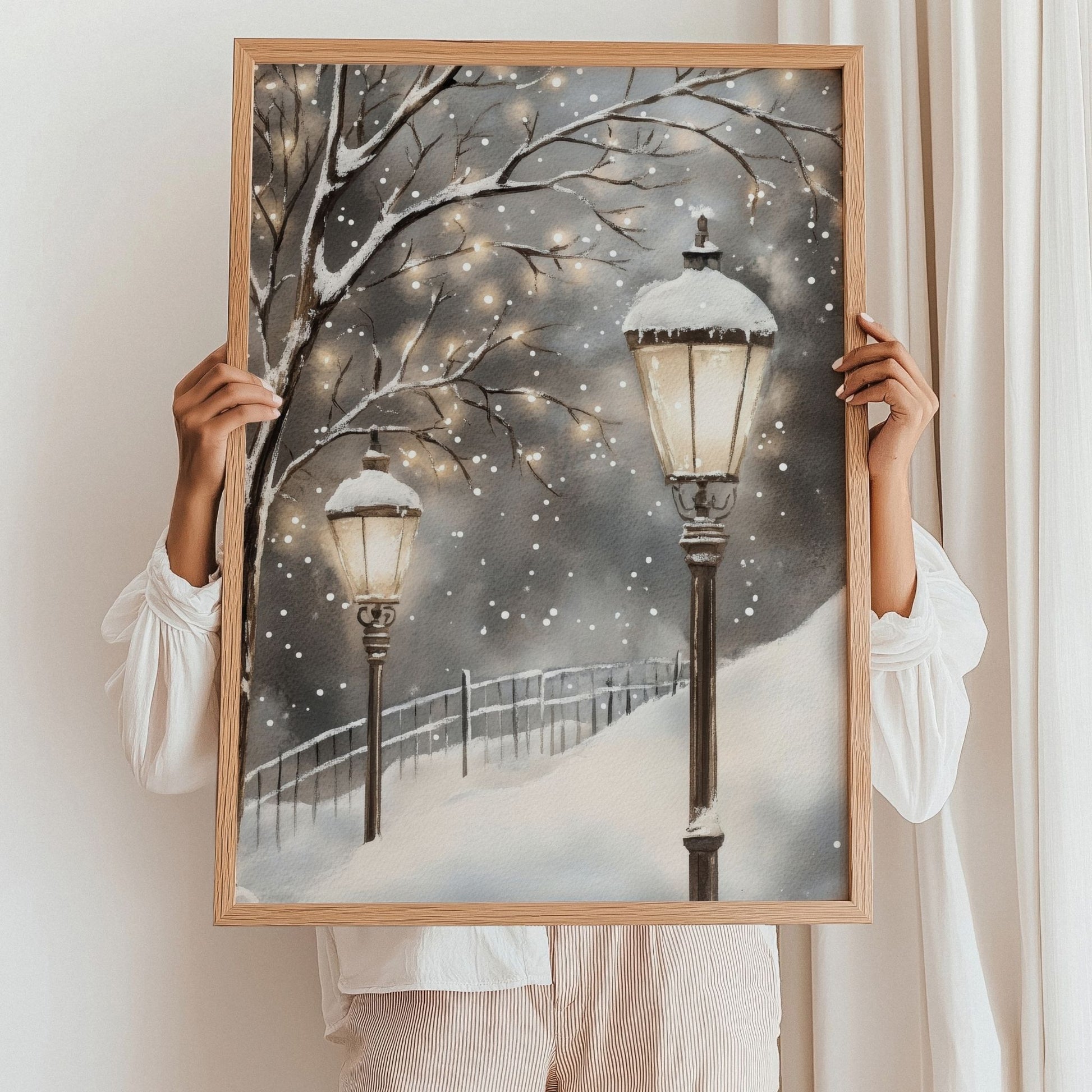 Gatebelysning på en snødekt vei, med lysene som lyser opp vinterkvelden. Illustrasjon viser plakat uten hvit kantlinje i eik ramme.