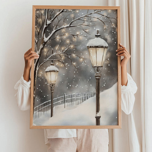 Gatebelysning på en snødekt vei, med lysene som lyser opp vinterkvelden. Illustrasjon viser plakat uten hvit kantlinje i eik ramme.