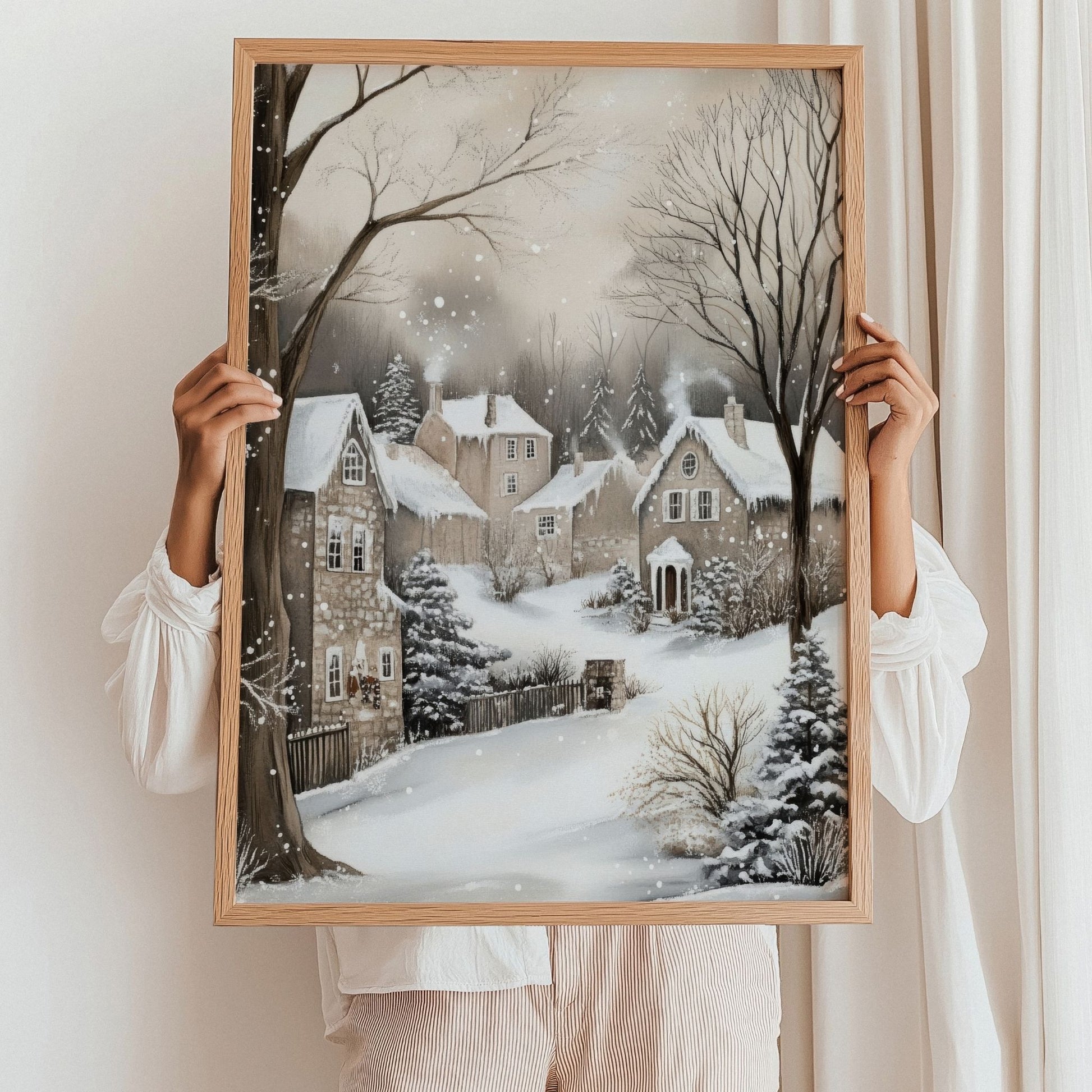Snødekt landsby med julepyntede hus og en sti som fører gjennom vinterlandskapet. Illustrasjon viser plakat uten hvit kantlinje i eik ramme.