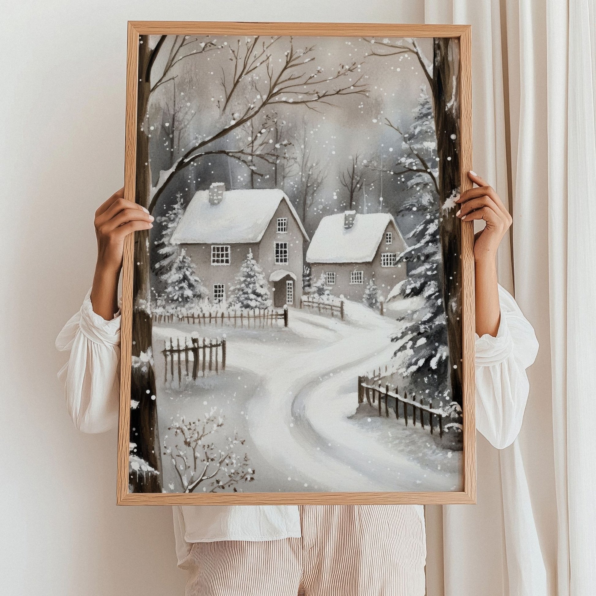 Julepyntet hus med snødekt vei og trær, omgitt av snø. Illustrasjon viser plakat uten hvit kantlinje i eik ramme.