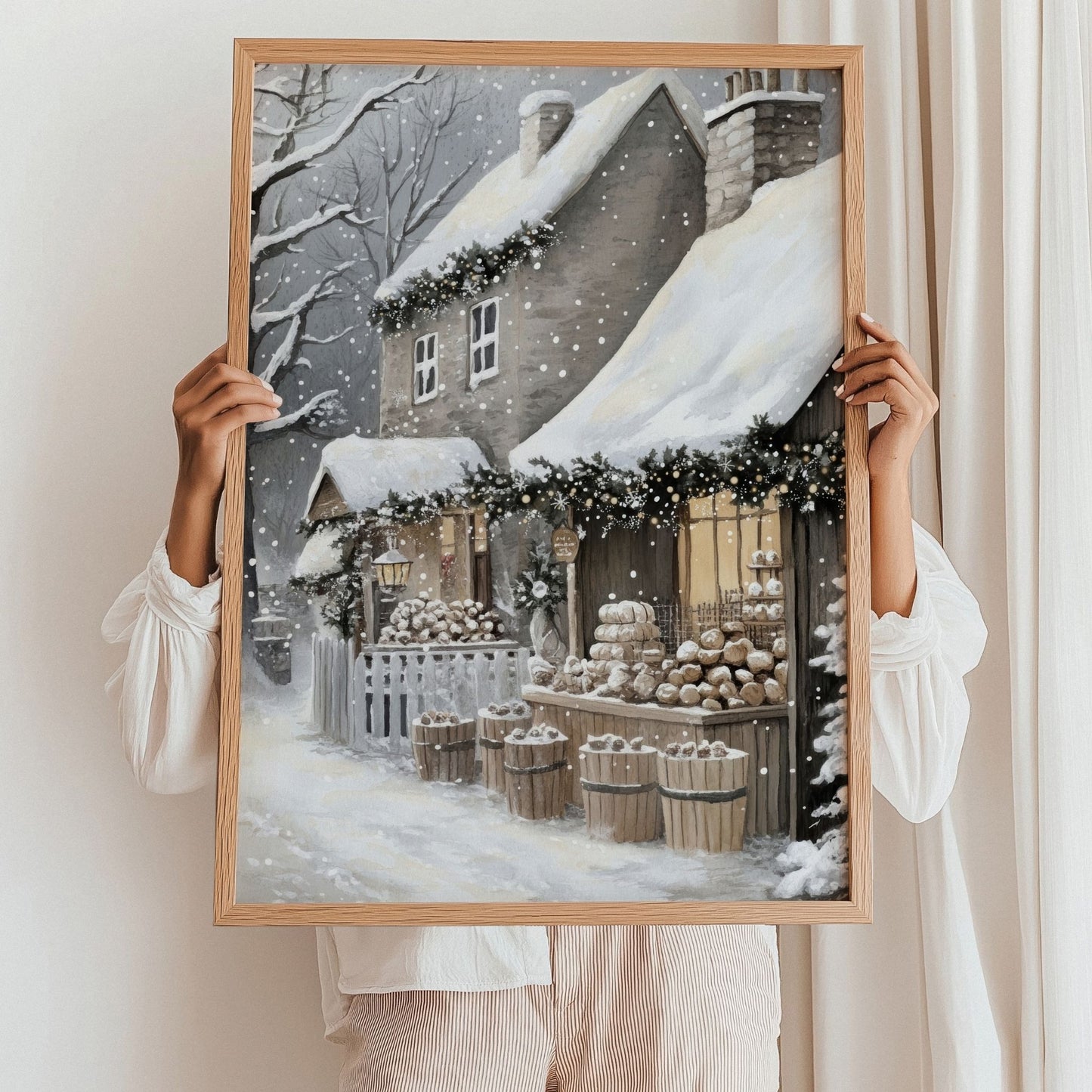 Butikkvindu med julekaker, lys og snø som dekker vindusrammen. Illustrasjon viser plakat uten hvit kantlinje i eik ramme.