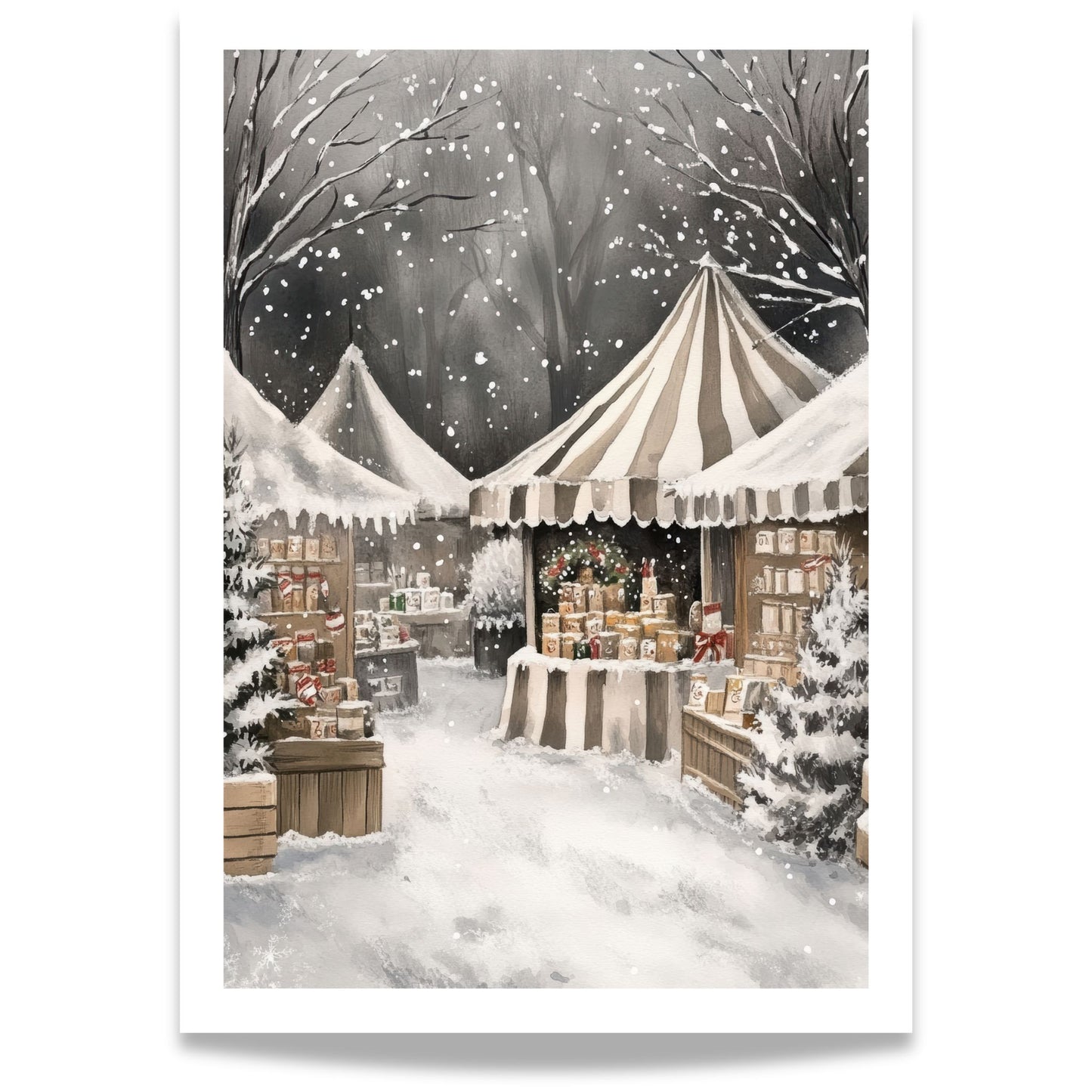 Julemarked med boder fylt med julevarer, omkranset av snø og vinterstemning.