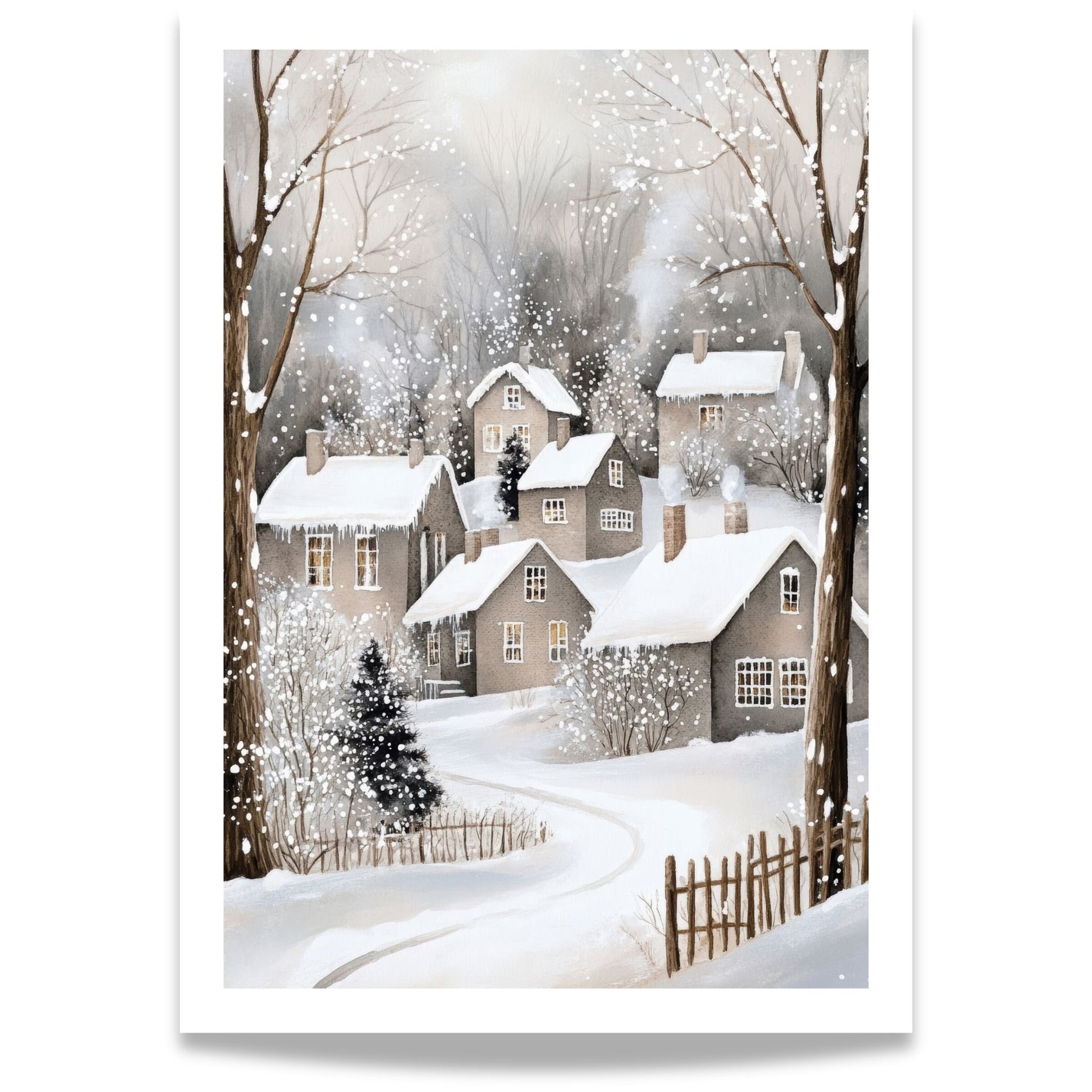 Snødekt gate med julepyntede hus og trær langs veien, omgitt av snø og vinterlys.