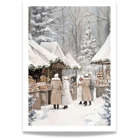 Mennesker på julemarked, med boder og snø rundt. Julepynt og lys lyser opp i vinterkvelden.