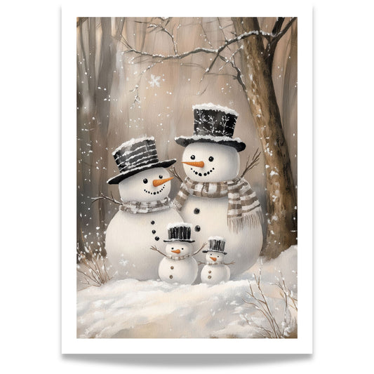 To snømenn, inkludert to små, står i snøen, med snødekte trær i bakgrunnen.