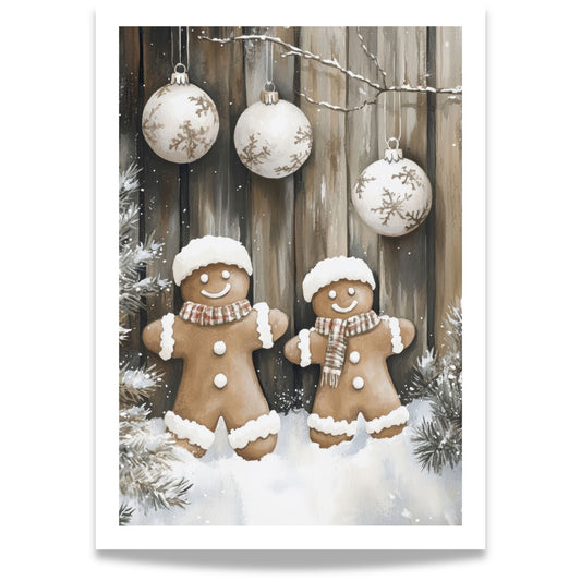 Pepperkakejente og pepperkakegutt i snø foran trepanel, med tre lyse julekuler hengende over.