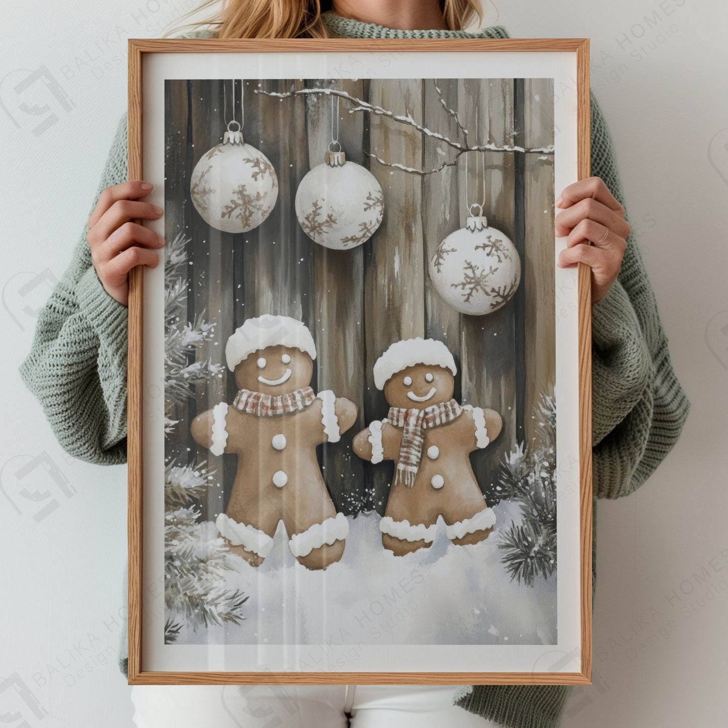 Pepperkakejente og pepperkakegutt i snø foran trepanel, med tre lyse julekuler hengende over. Illustrasjon viser plakat med hvit kantlinje i eik ramme.