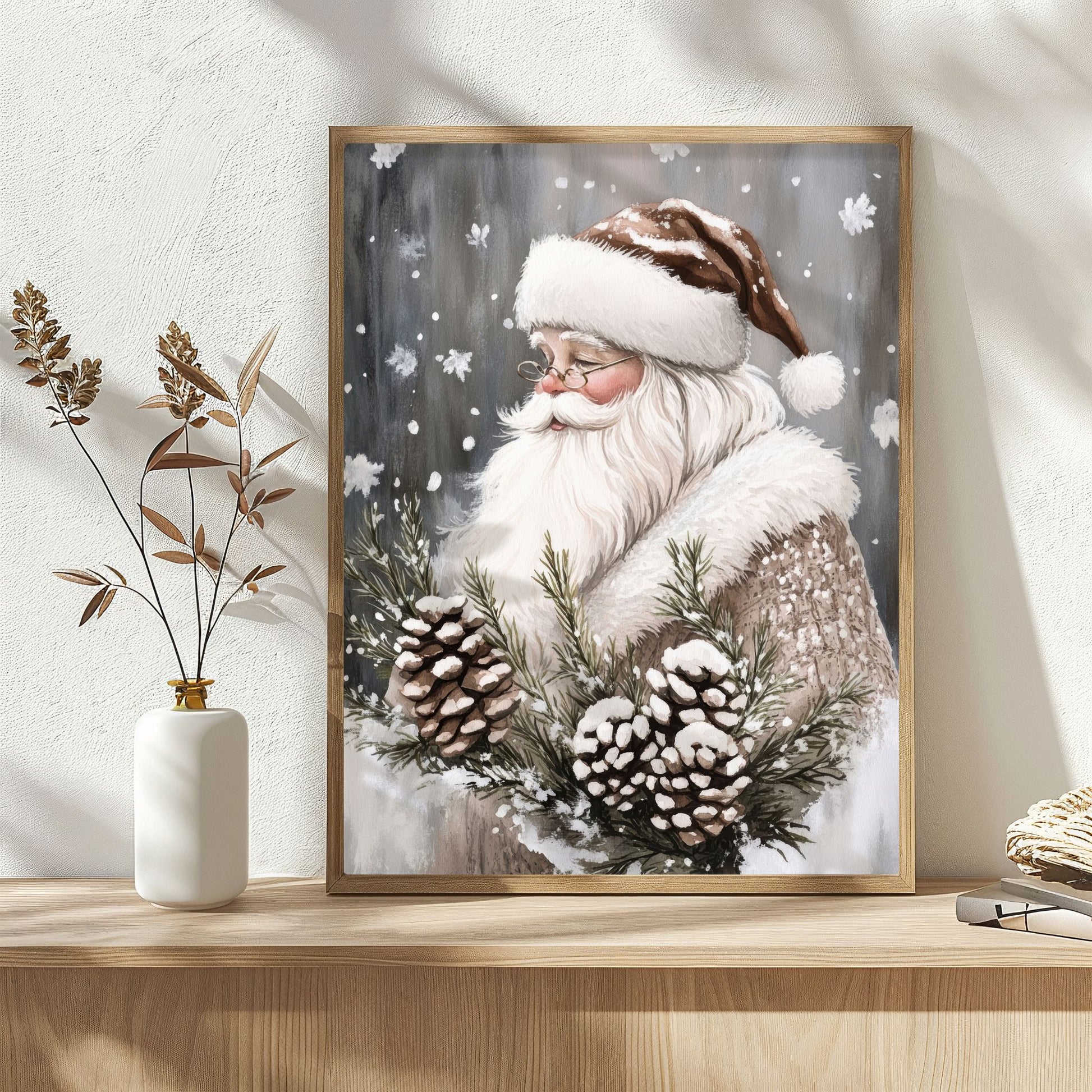 Nisse med hvitt skjegg og rød lue holder granbar og kongler i snødekt landskap med snøfnugg i luften. Illustrasjon viser plakat uten hvit kantlinje i eik ramme.