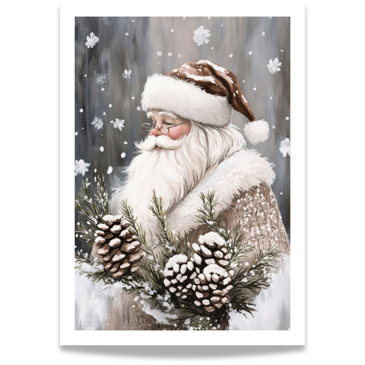 Nisse med hvitt skjegg og rød lue holder granbar og kongler i snødekt landskap med snøfnugg i luften.