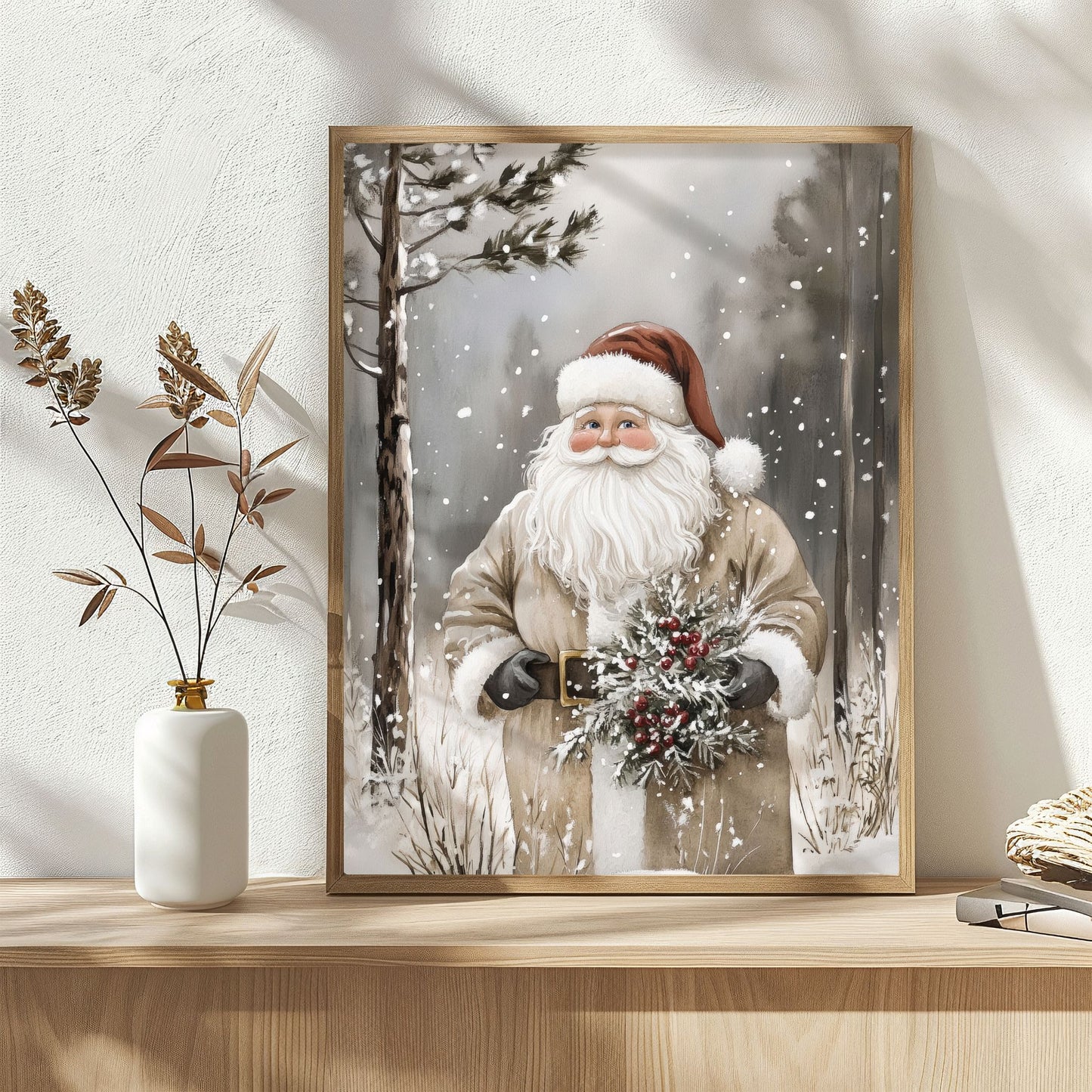 Nisse i brun frakk og hansker holder en bukett med granbar og røde bær i et snødekt vinterlandskap. Illustrasjon viser plakat med hvit kantlilnje i eik ramme.