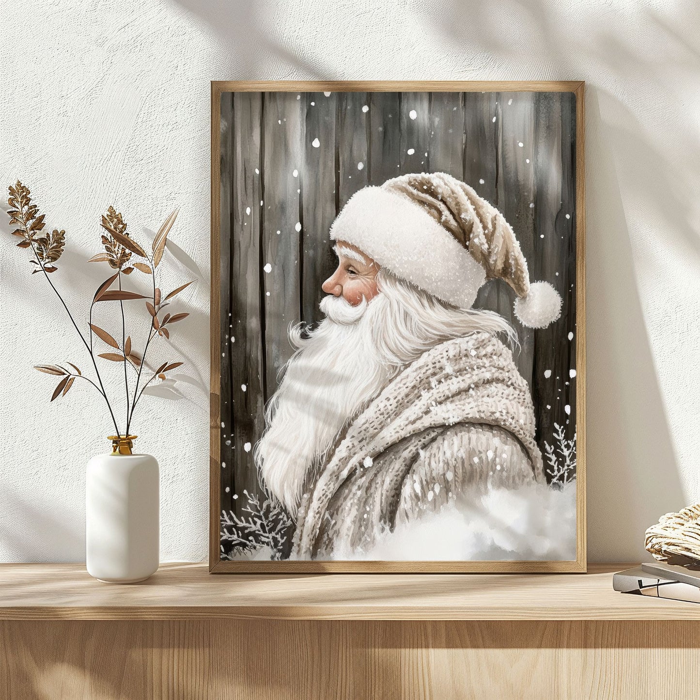 Nisse med hvitt skjegg, brun lue og strikket skjerf står vendt i profil foran et vintergrått plankegjerde med snøfnugg i luften. Illustrasjon viser plakat uten hvit kantlinje i eik ramme.