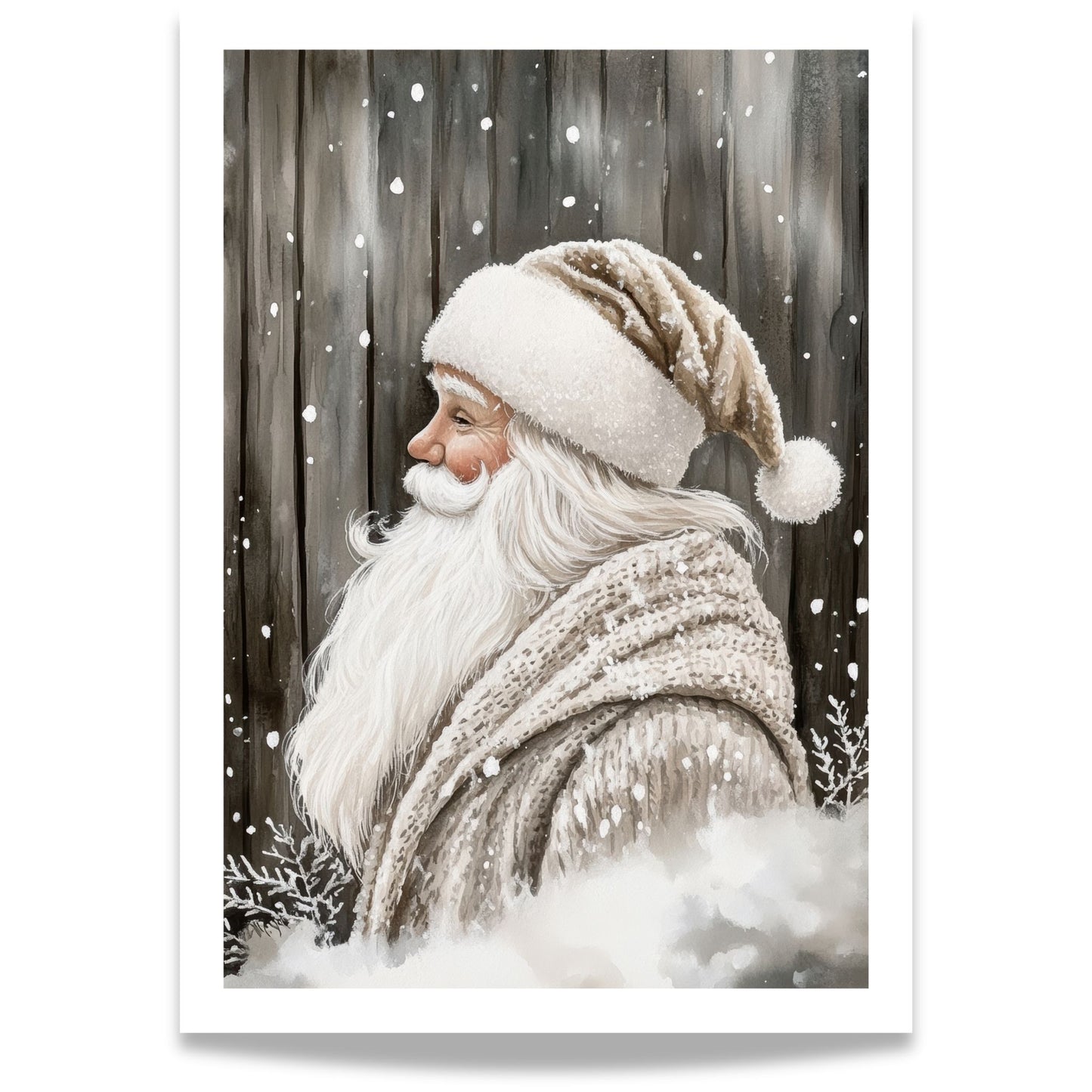 Nisse med hvitt skjegg, brun lue og strikket skjerf står vendt i profil foran et vintergrått plankegjerde med snøfnugg i luften.