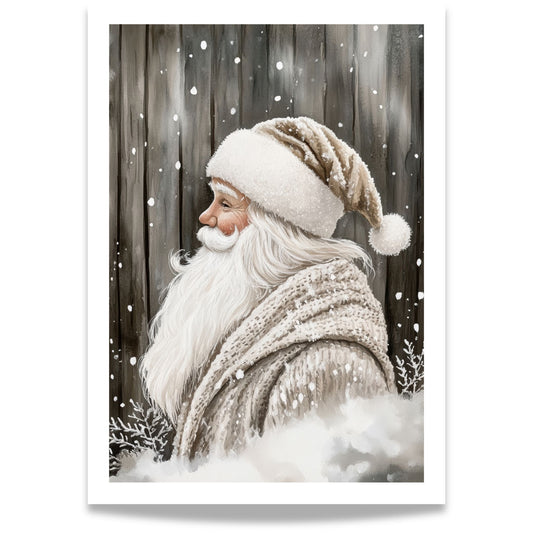 Nisse med hvitt skjegg, brun lue og strikket skjerf står vendt i profil foran et vintergrått plankegjerde med snøfnugg i luften.