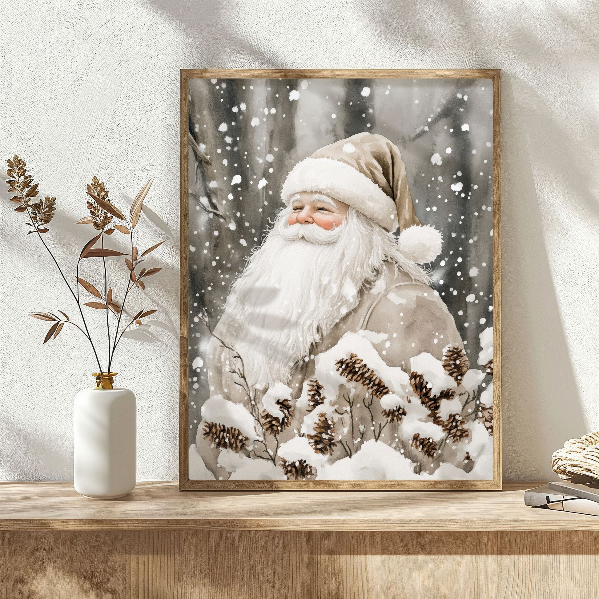 Nisse med brun lue og hvitt skjegg står blant snødekte grener med kongler i vinterlandskap. Illustrasjon viser plakat uten hvit kantlinje i eik ramme.