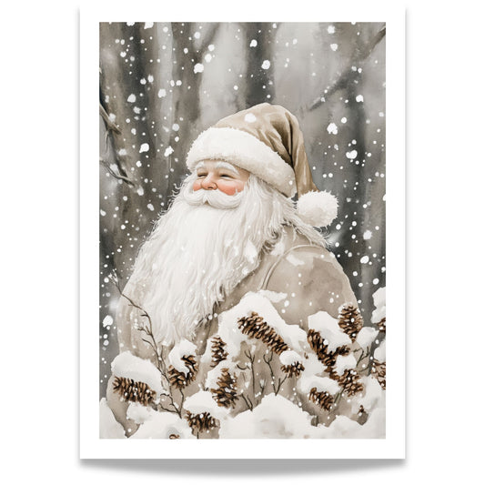 Nisse med brun lue og hvitt skjegg står blant snødekte grener med kongler i vinterlandskap.