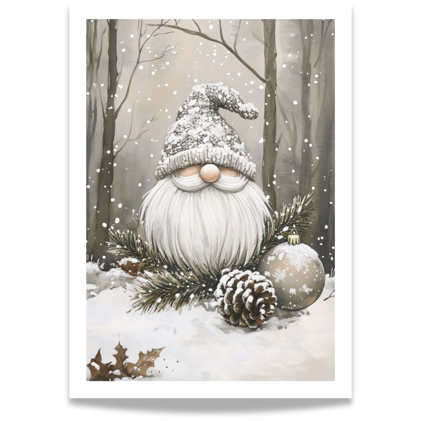 Nisse med snø i skjegget sitter omgitt av furukvister, kongle og julekule i et snødekt vinterlandskap.