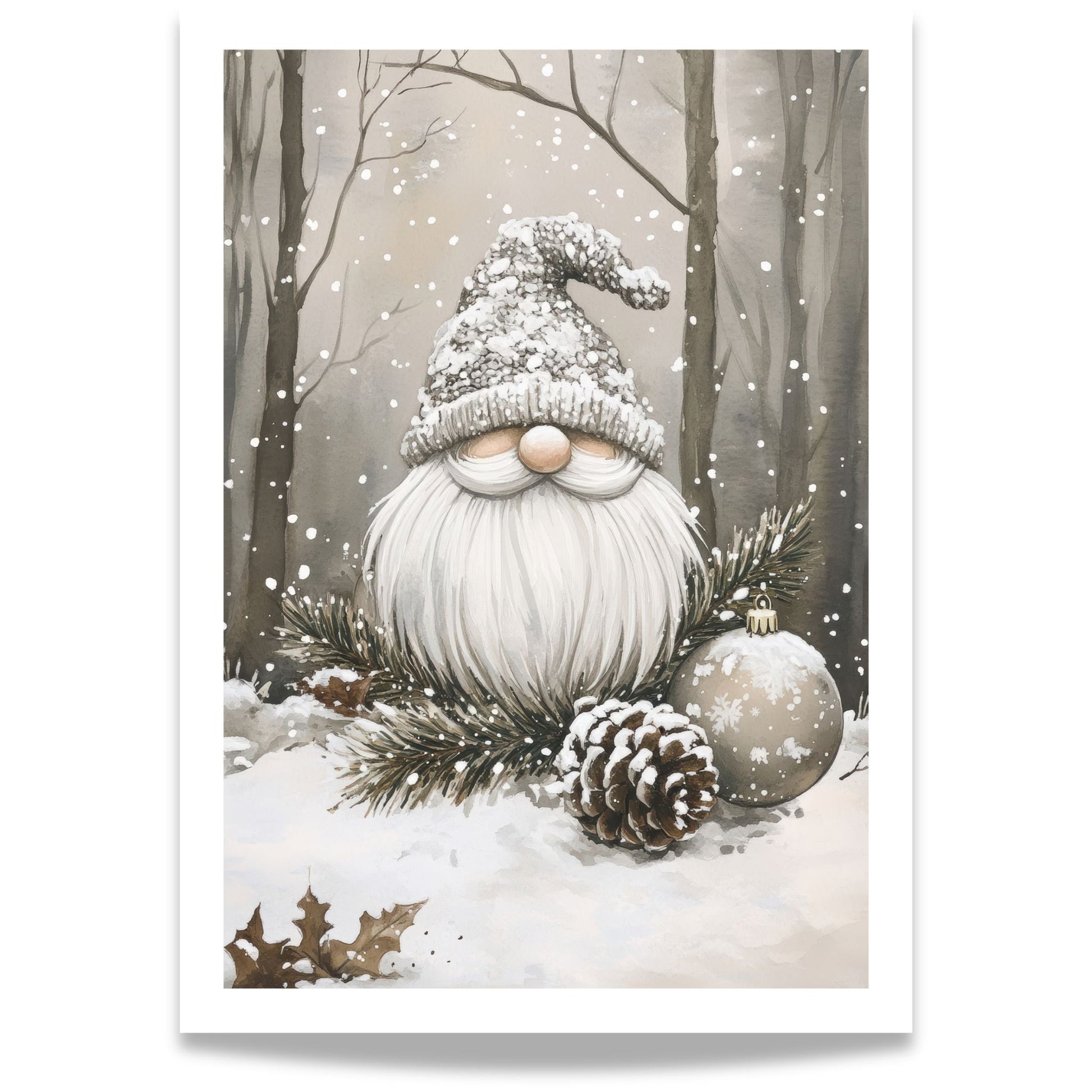 Nisse med snø i skjegget sitter omgitt av furukvister, kongle og julekule i et snødekt vinterlandskap.