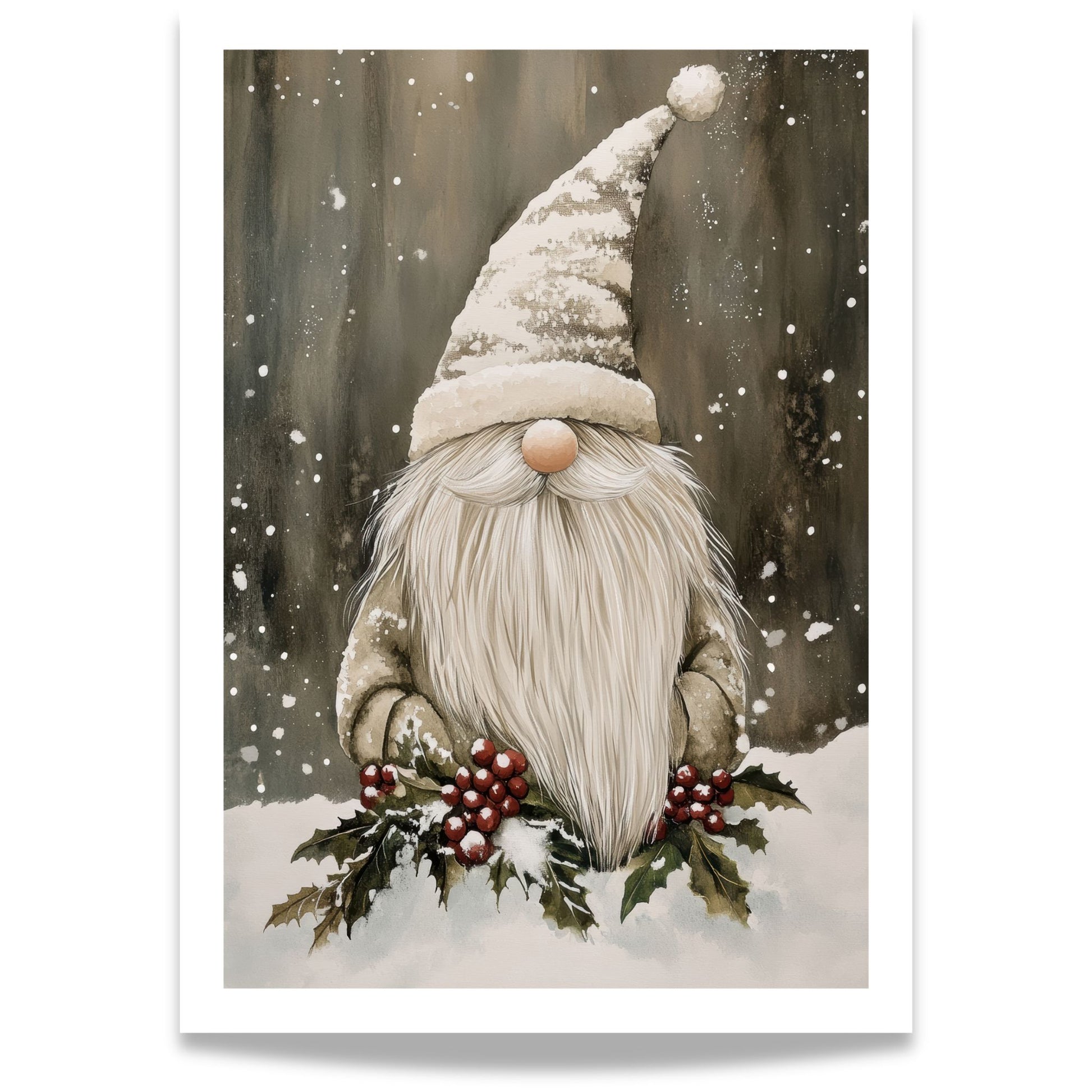 Nisse med lang lue står i snøen omgitt av kristtorn og røde bær i et vinterlandskap.