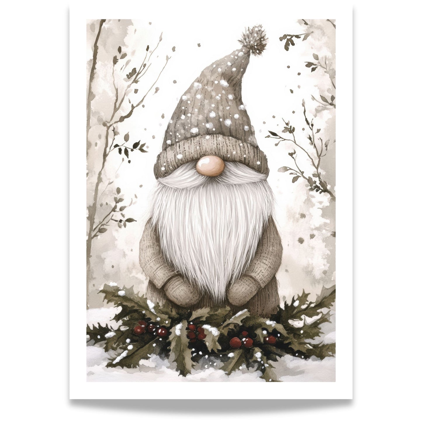 Nisse med stor grå lue og langt skjegg står i snøen, omgitt av vintertrær.