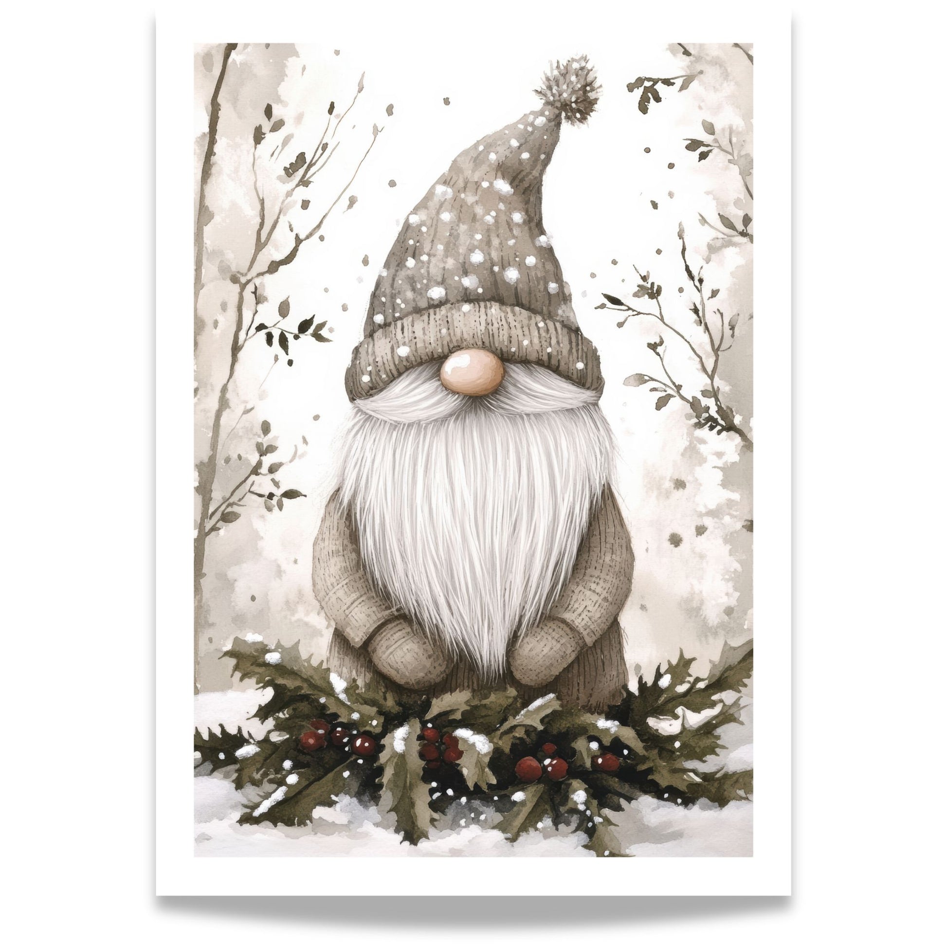 Nisse med stor grå lue og langt skjegg står i snøen, omgitt av vintertrær.