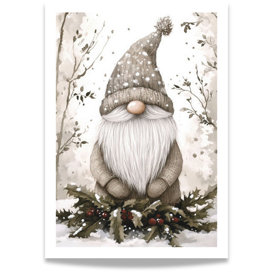 Nisse med stor grå lue og langt skjegg står i snøen, omgitt av vintertrær.