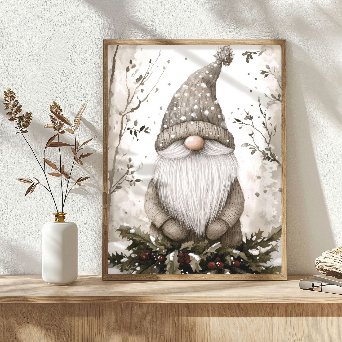 Nisse med stor grå lue og langt skjegg står i snøen, omgitt av vintertrær. Illustrasjon viser plakat uten hvit kantlinje i eik ramme.